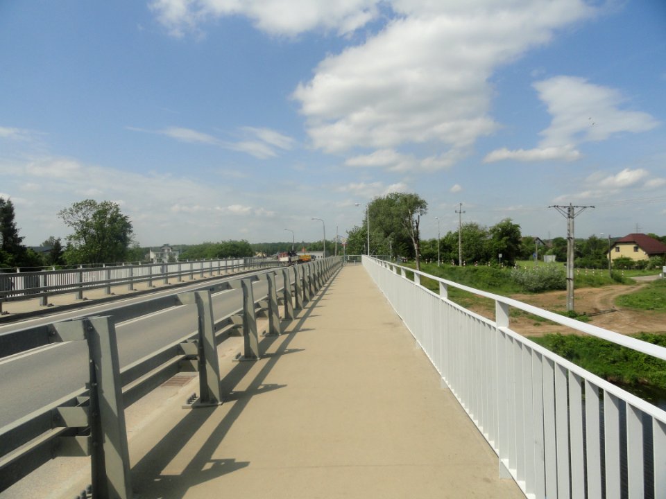 2019_Warszawa_Kobiałka,_chodnik_na_moście
