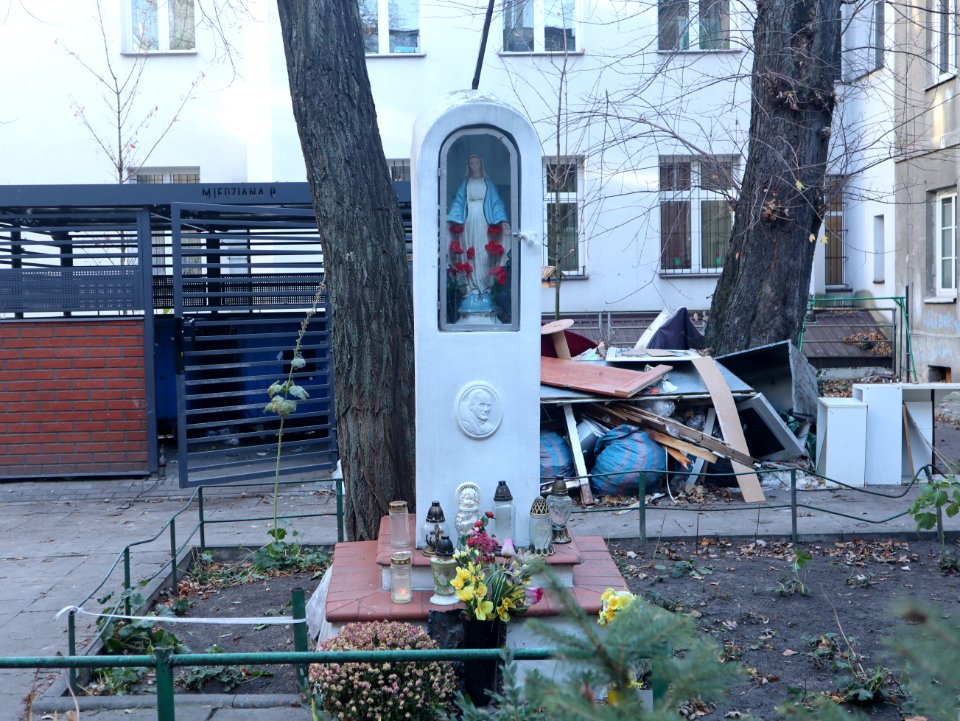 2019_Warszawa_Miedziana_8,_kapliczka