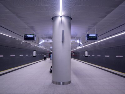 2019_Warszawa_metro_Trocka,_2