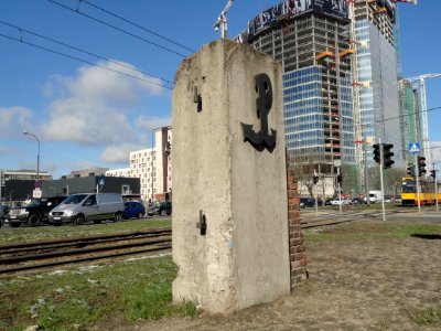 2019_Warszawa_ocalały_fragment_bramy_na_teren_Dworca_Towarowego,_1