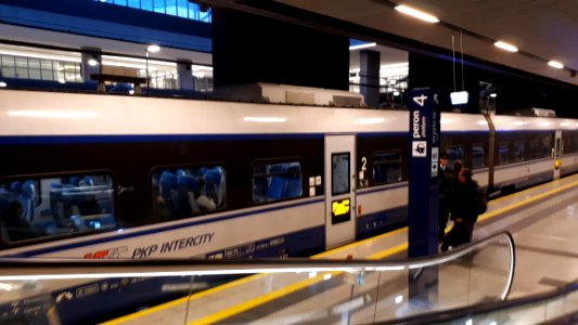 20190106_083352_Train_in_Lodz_Fabryczna_railway_station_january_2019