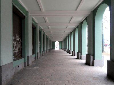 2019_Warszawa_Dzielna_7a,_podcienia