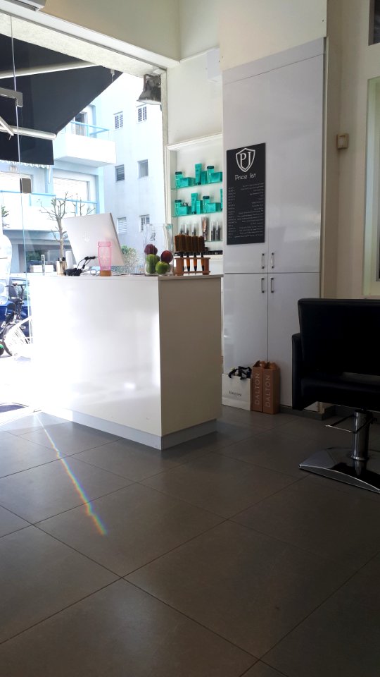 20190408_160233_Hair_dressing_shop_in_Tel_Aviv