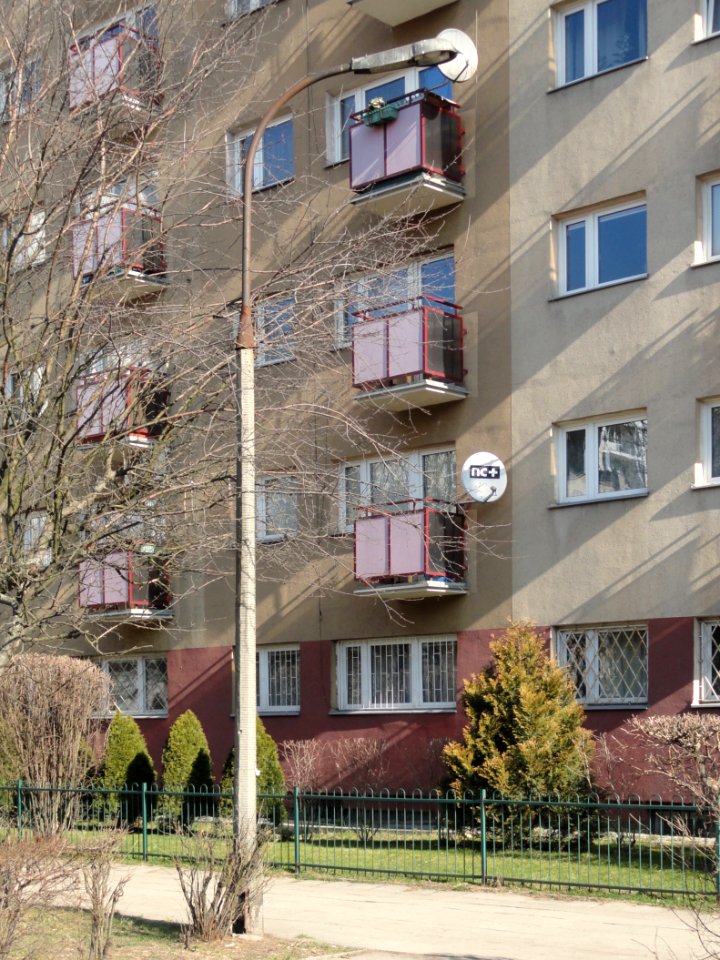 2019_Warszawa_Chmielna,_latarnia_na_podwórku