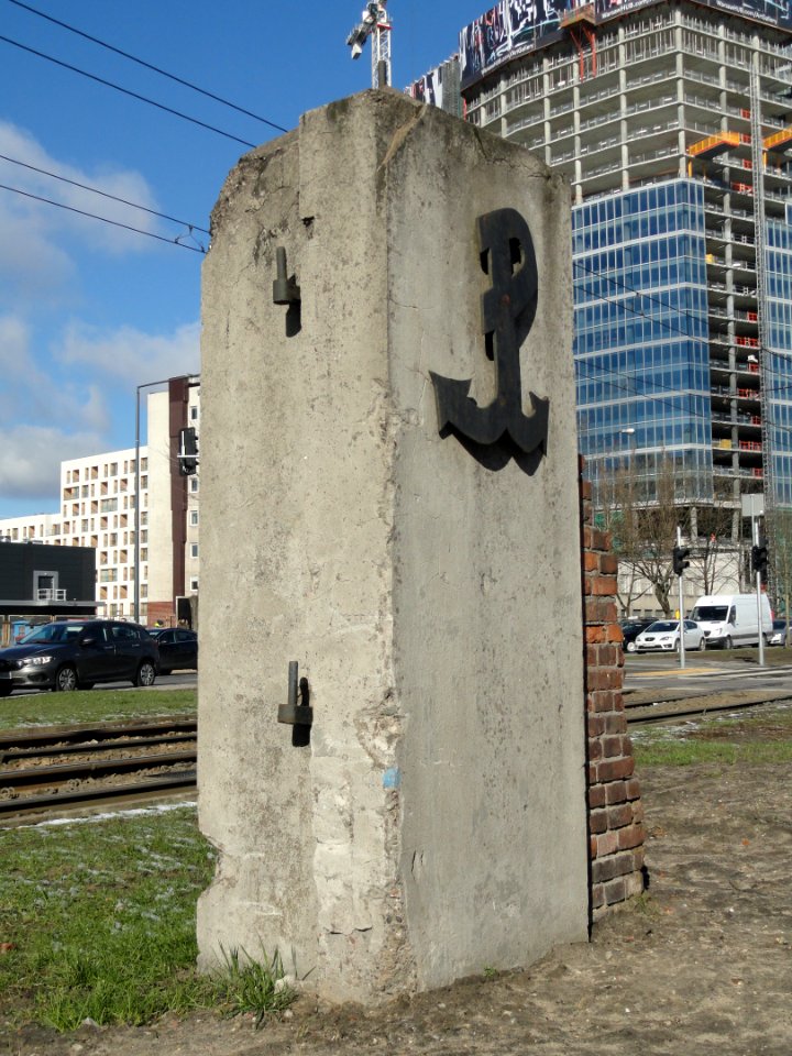 2019_Warszawa_ocalały_fragment_bramy_na_teren_Dworca_Towarowego,_2