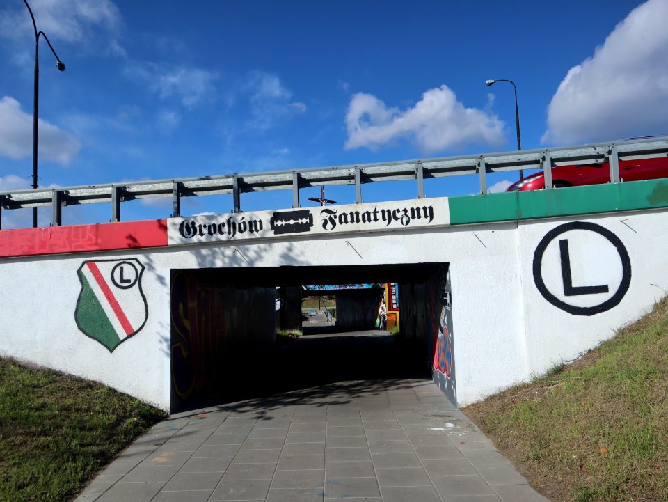 2019_Warszawa_aleja_Stanów_Zjednoczonych,_przejście_pod_ślimakiem