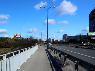 2019_Warszawa_aleja_Stanów_Zjednoczonych,_mostek_nad_Kanałem_Wystawowym