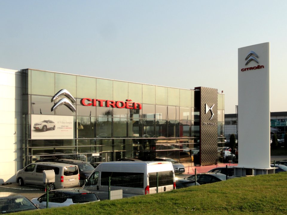 2019_Warszawa_aleja_Krakowska_206,_salon_Citroëna,_1