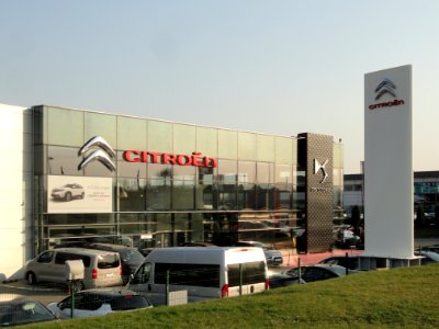 2019_Warszawa_aleja_Krakowska_206,_salon_Citroëna,_1