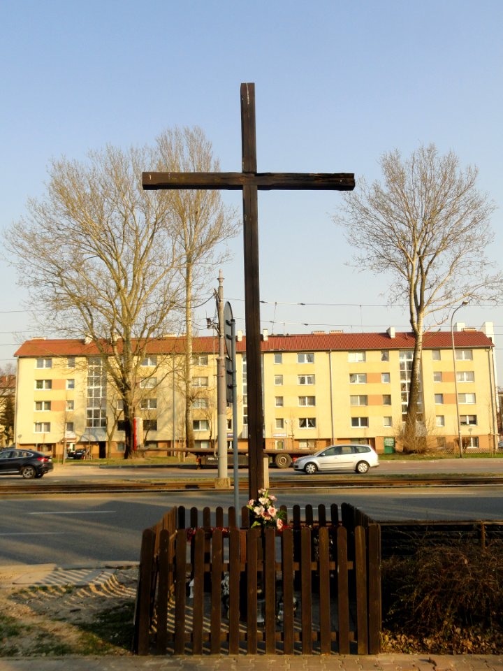 2019_Warszawa_aleja_Krakowska-Podborska,_krzyż