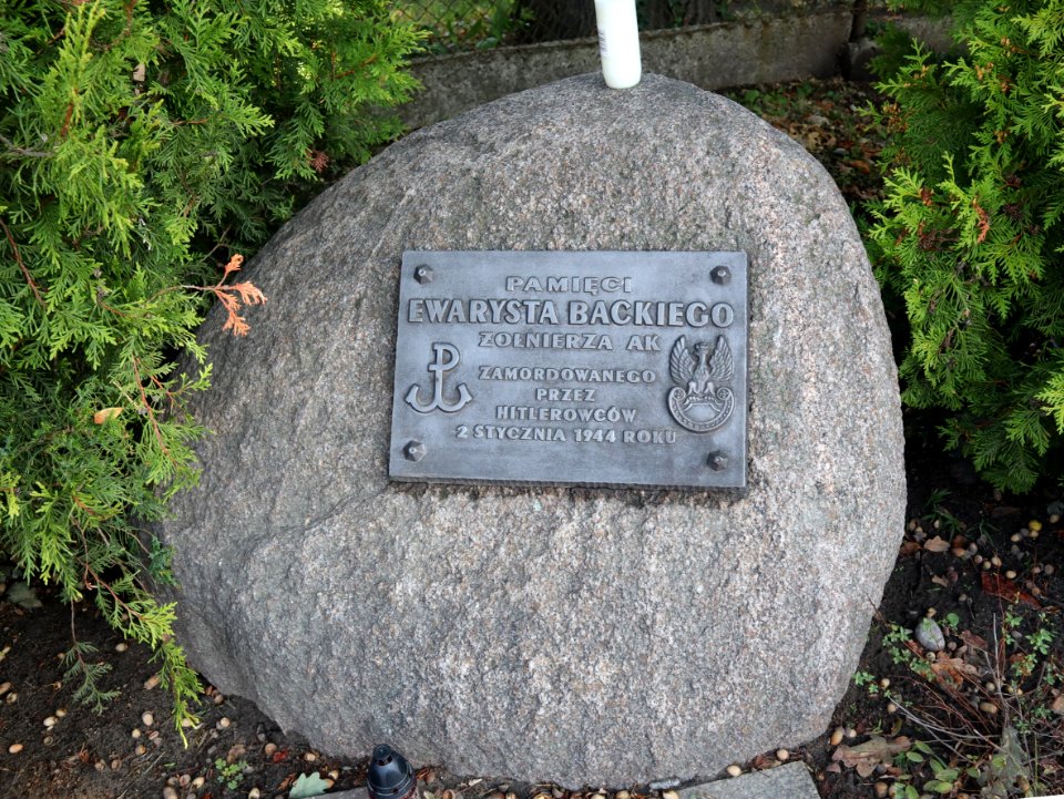 2019_Warszawa_Farysa,_kamień_pamiątkowy_Ewarysta_Backiego