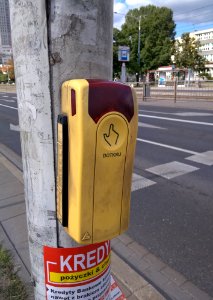 2019_Warszawa_Jana_Pawła_II,_światła_na_żądanie,_2