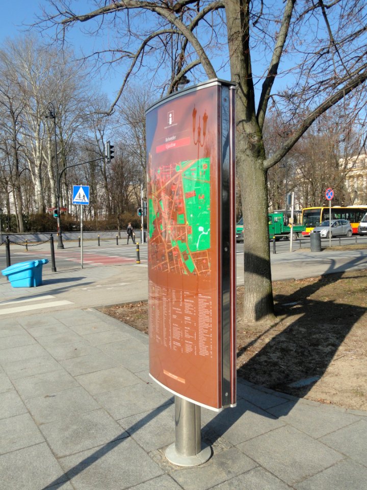 2019_Warszawa_aleje_Ujazdowskie,_tablica_z_mapą_MSI