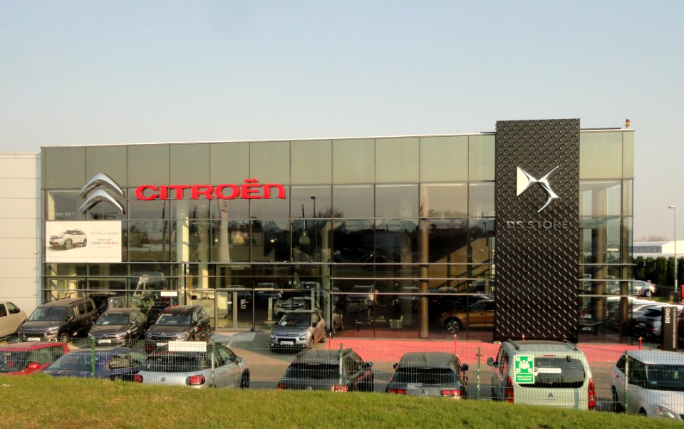 2019_Warszawa_aleja_Krakowska_206,_salon_Citroëna,_2