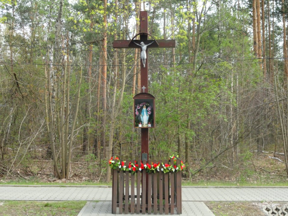 2019_Warszawa_aleja_Dzieci_Polskich,_krzyż