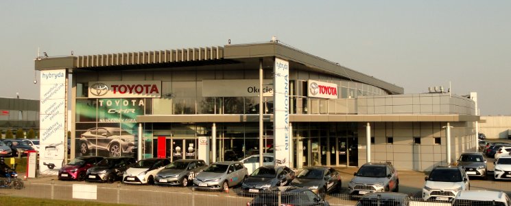 2019_Warszawa_aleja_Krakowska_204,_salon_Toyoty
