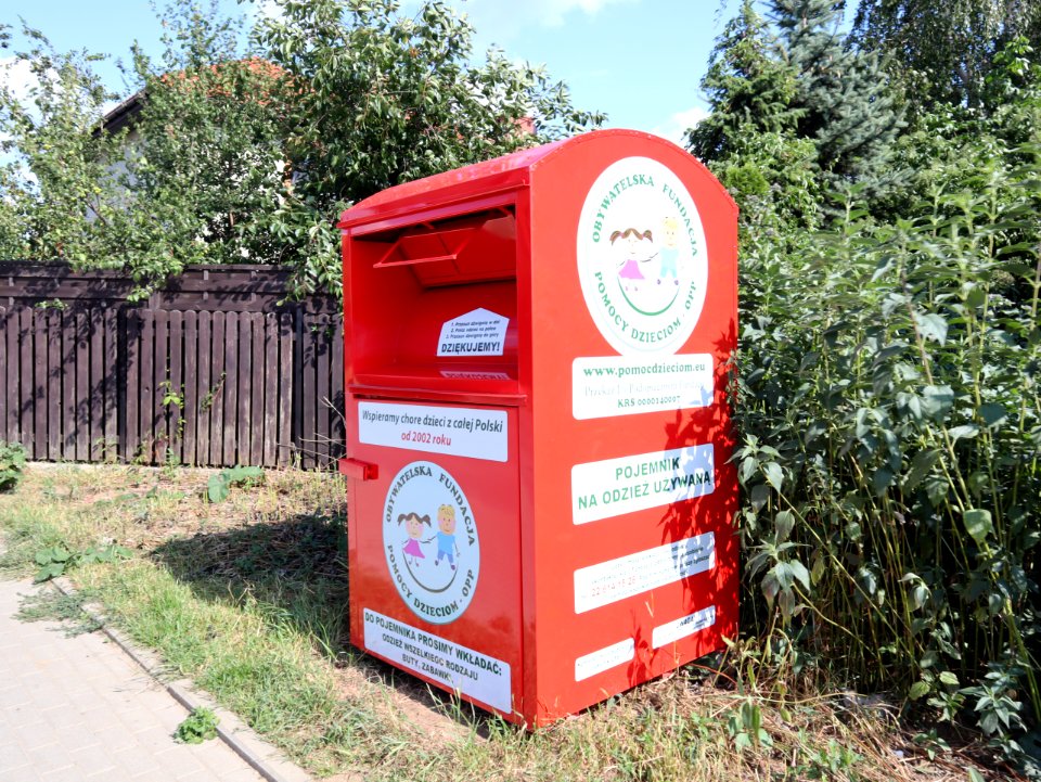 2019_Warszawa_Kartograficzna,_odzież_używana