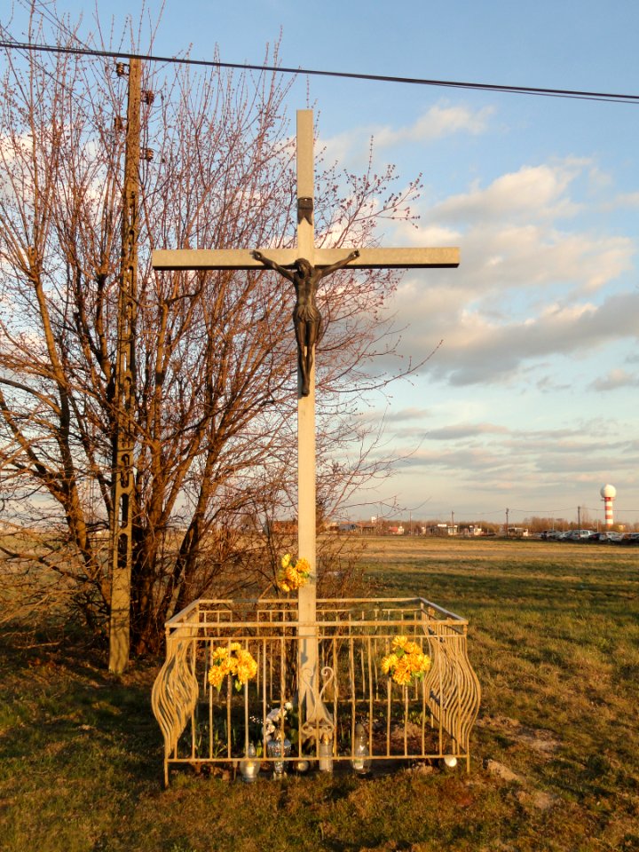 2019_Warszawa_aleja_Krakowska-Wykusz,_krzyż
