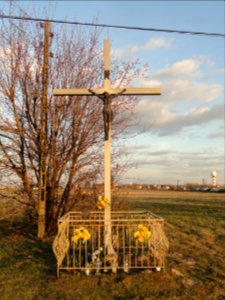2019_Warszawa_aleja_Krakowska-Wykusz,_krzyż
