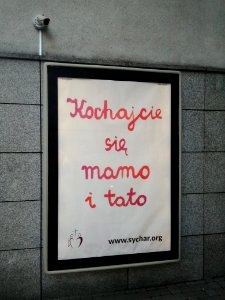 2021_Warszawa_Babka_Tower,_„Kochajcie_się_mamo_i_tato”