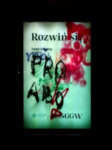 2021_Warszawa_Babka_Tower,_graffiti_na_reklamie