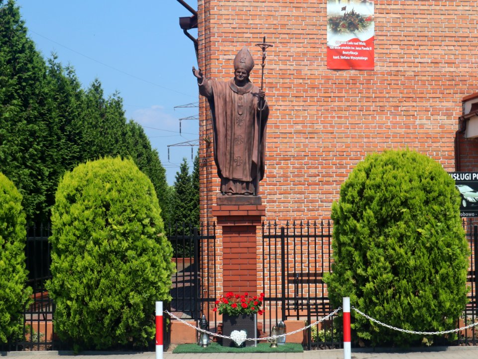 2021_Warszawa_kościół_Najświętszego_Ciała_i_Krwi_Chrystusa,_pomnik_Jana_Pawła_II