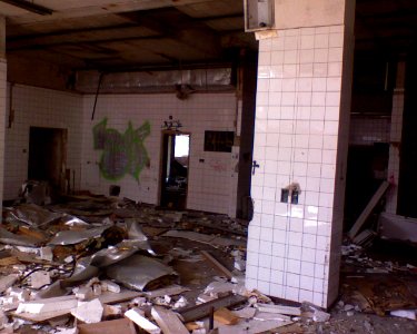 23_dubna_2010_-_zdemolovany_hotel_Maj_106