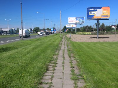2021_Warszawa_Połczyńska,_zarośnięty_chodnik