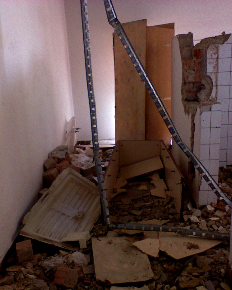 23_dubna_2010_-_zdemolovany_hotel_Maj_112