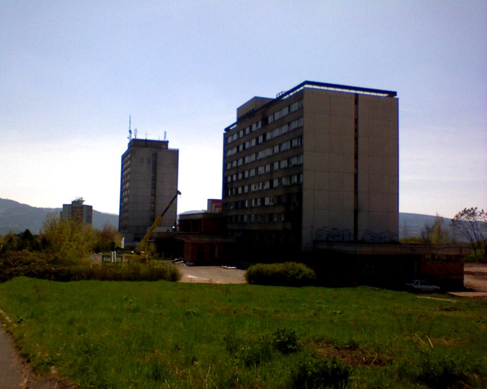 23_dubna_2010_-_zdemolovany_hotel_Maj_7