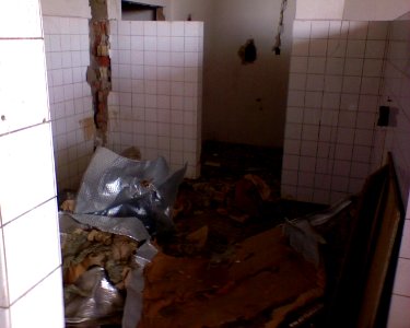23_dubna_2010_-_zdemolovany_hotel_Maj_102