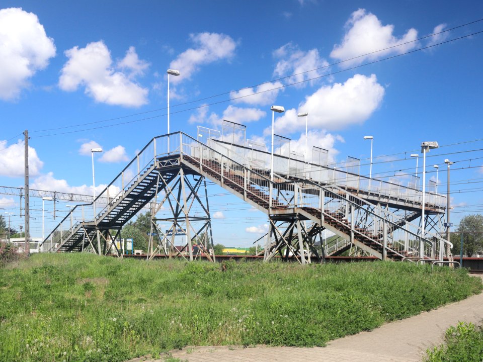 2021_Warszawa_Gołąbki,_kładka