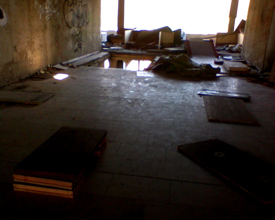 23_dubna_2010_-_zdemolovany_hotel_Maj_76
