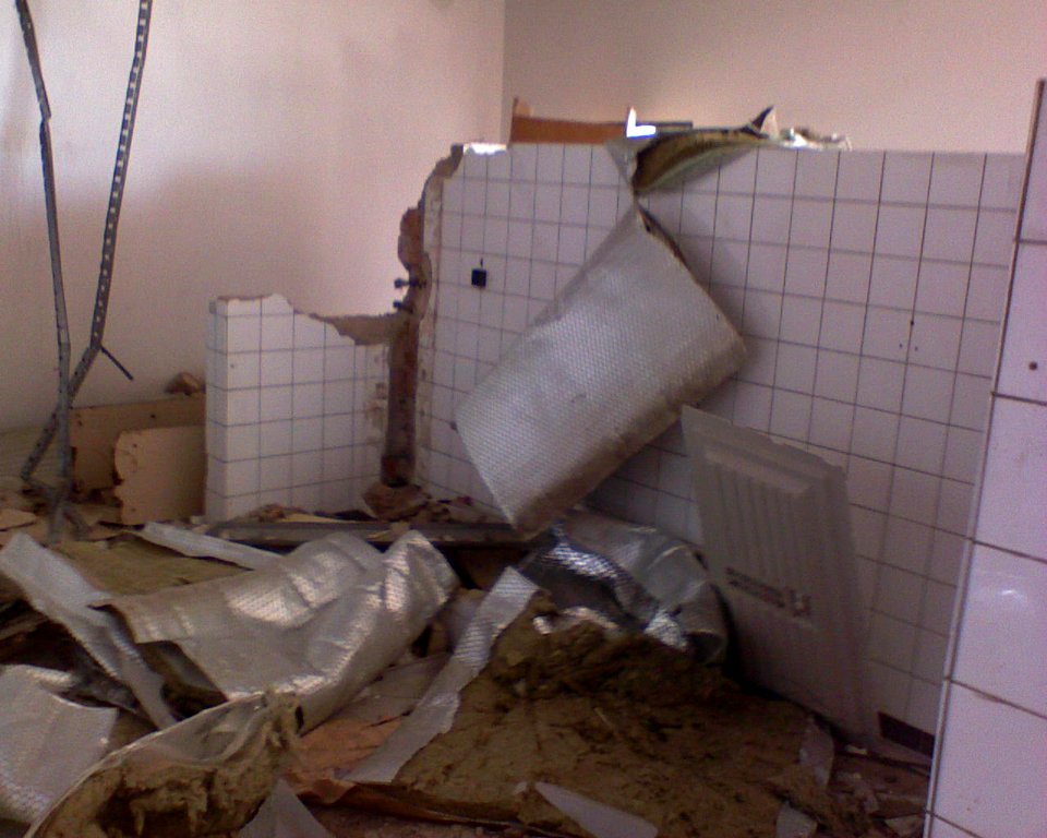 23_dubna_2010_-_zdemolovany_hotel_Maj_110