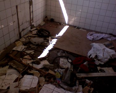 23_dubna_2010_-_zdemolovany_hotel_Maj_147