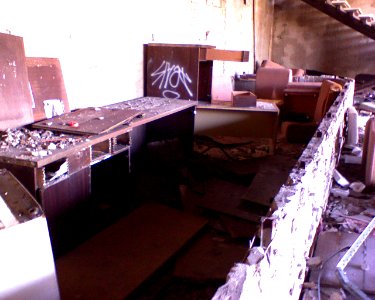 23_dubna_2010_-_zdemolovany_hotel_Maj_27