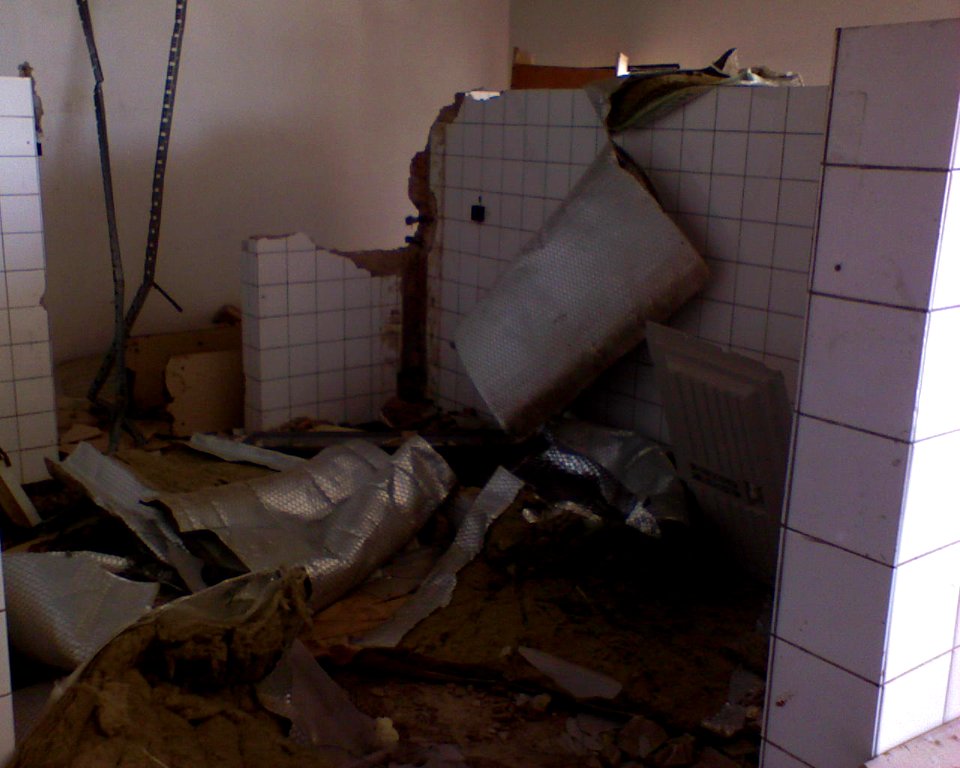 23_dubna_2010_-_zdemolovany_hotel_Maj_101