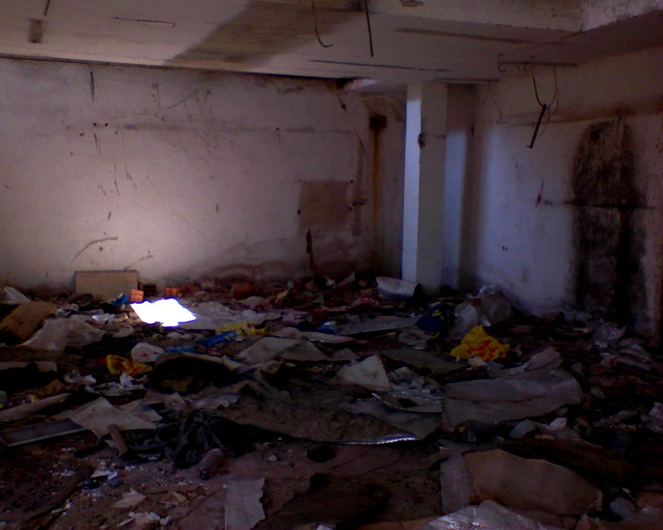 23_dubna_2010_-_zdemolovany_hotel_Maj_36