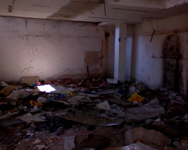 23_dubna_2010_-_zdemolovany_hotel_Maj_36