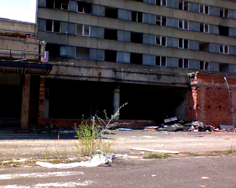 23_dubna_2010_-_zdemolovany_hotel_Maj_11