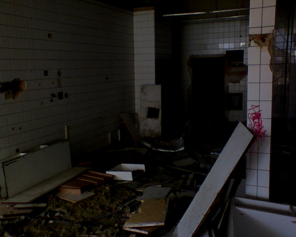 23_dubna_2010_-_zdemolovany_hotel_Maj_97