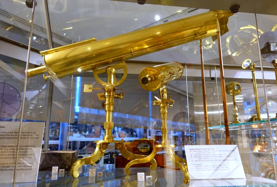 24-inch_Gregorian_telescope_by_James_Short,_with_object_glass_micrometer_by_John_Dollon,_London,_1764_-_Putnam_Gallery_-_Harvard_University_-_DSC08051