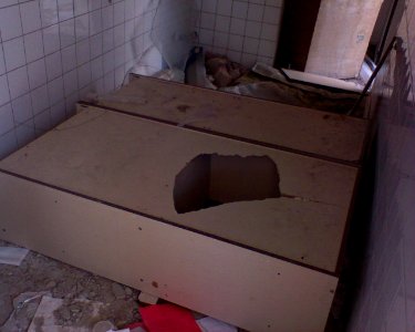 23_dubna_2010_-_zdemolovany_hotel_Maj_104