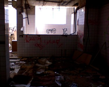 23_dubna_2010_-_zdemolovany_hotel_Maj_94