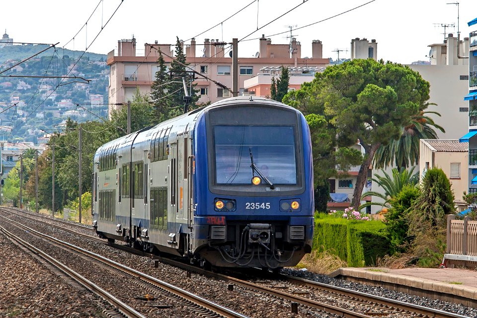 23545,_France,_Provence_-_the_Alps_-_the_French_riviera,_Canes_-_Antibes_stretch,_near_Juan-les-Pins_train_stop_(Trainpix_180317)