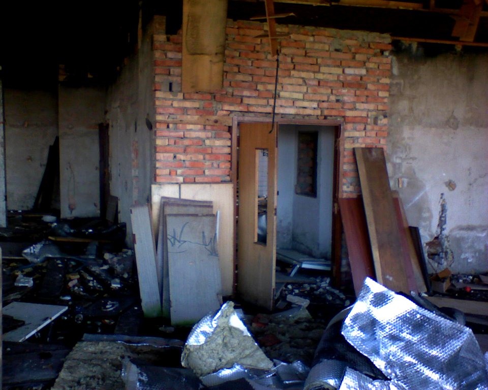 23_dubna_2010_-_zdemolovany_hotel_Maj_85