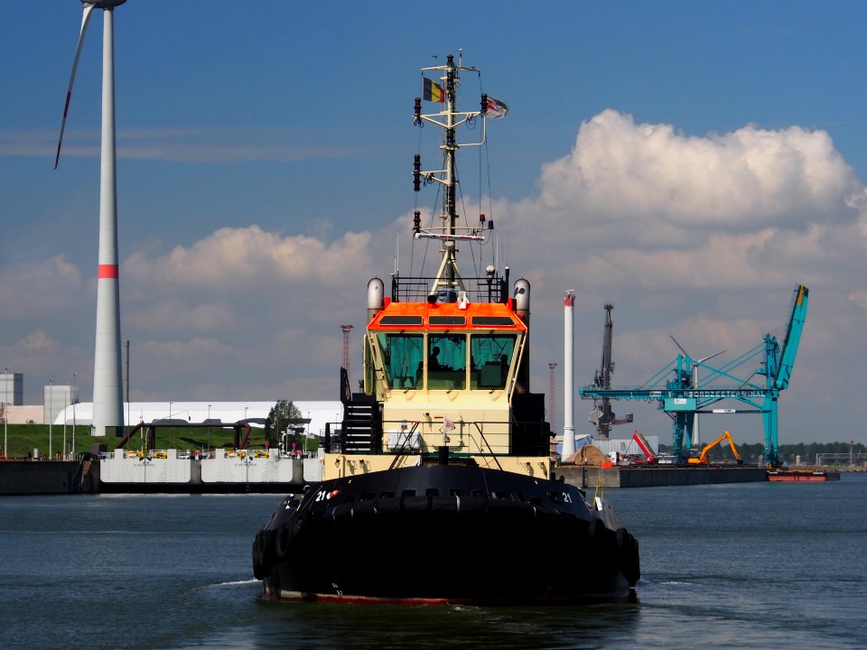 21_-_ENI_06503824,_in_front_of_Berendrechtlock,_Port_of_Antwerp,_pic3