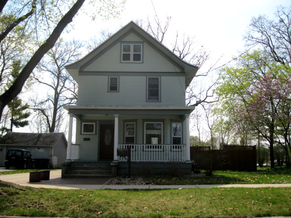 216_South_Lynn_Street,_East_Park_Historic_District,_Stoughton,_WI
