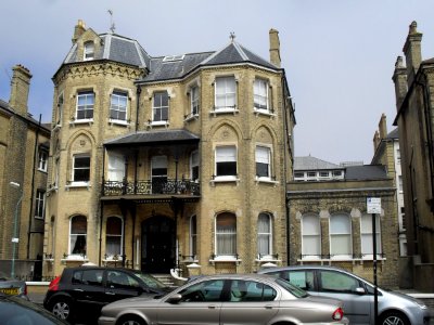 21_Second_Avenue,_Hove_(NHLE_Code_1292517)_(July_2010)