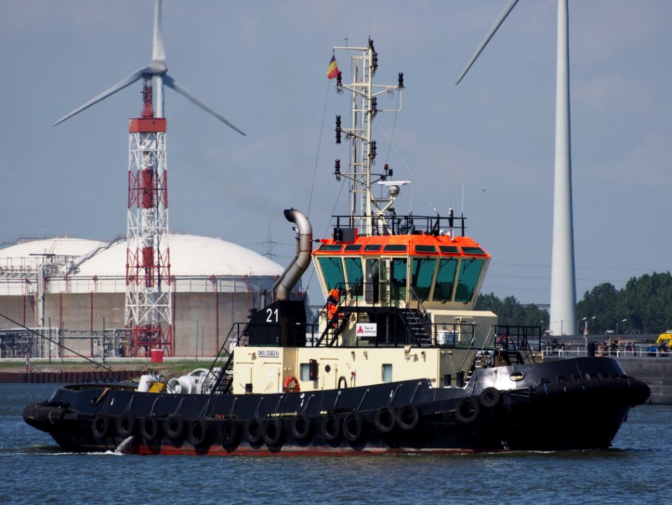 21_-_ENI_06503824,_in_front_of_Berendrechtlock,_Port_of_Antwerp,_pic1